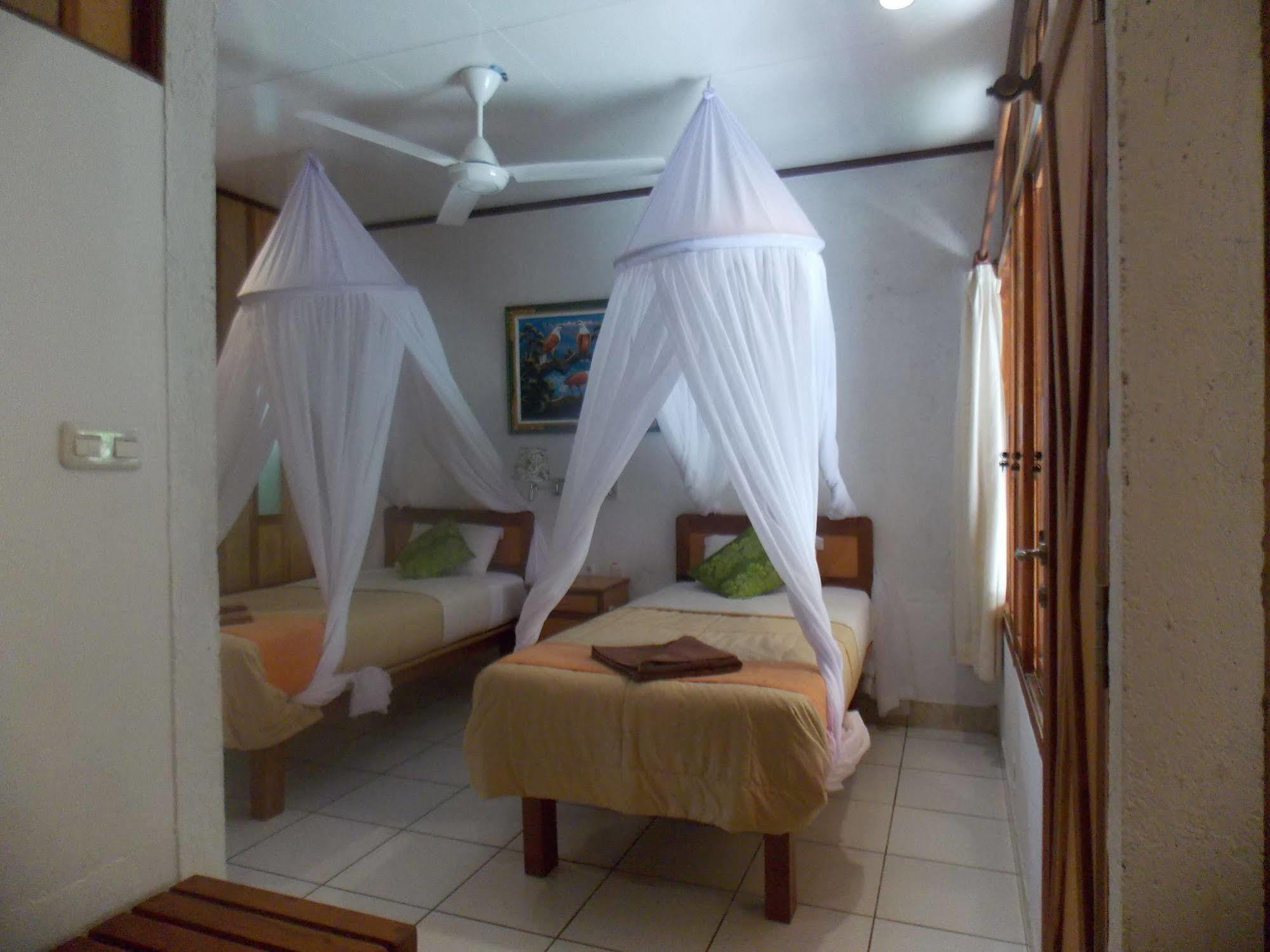 Komodo Lodge Лабуан-Бахо Экстерьер фото