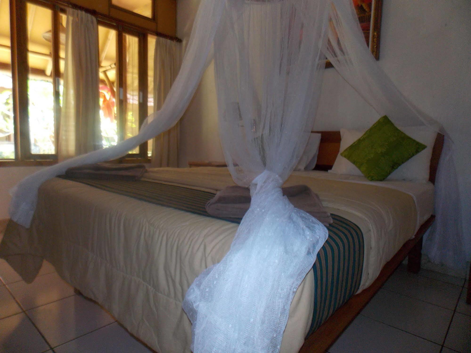 Komodo Lodge Лабуан-Бахо Экстерьер фото