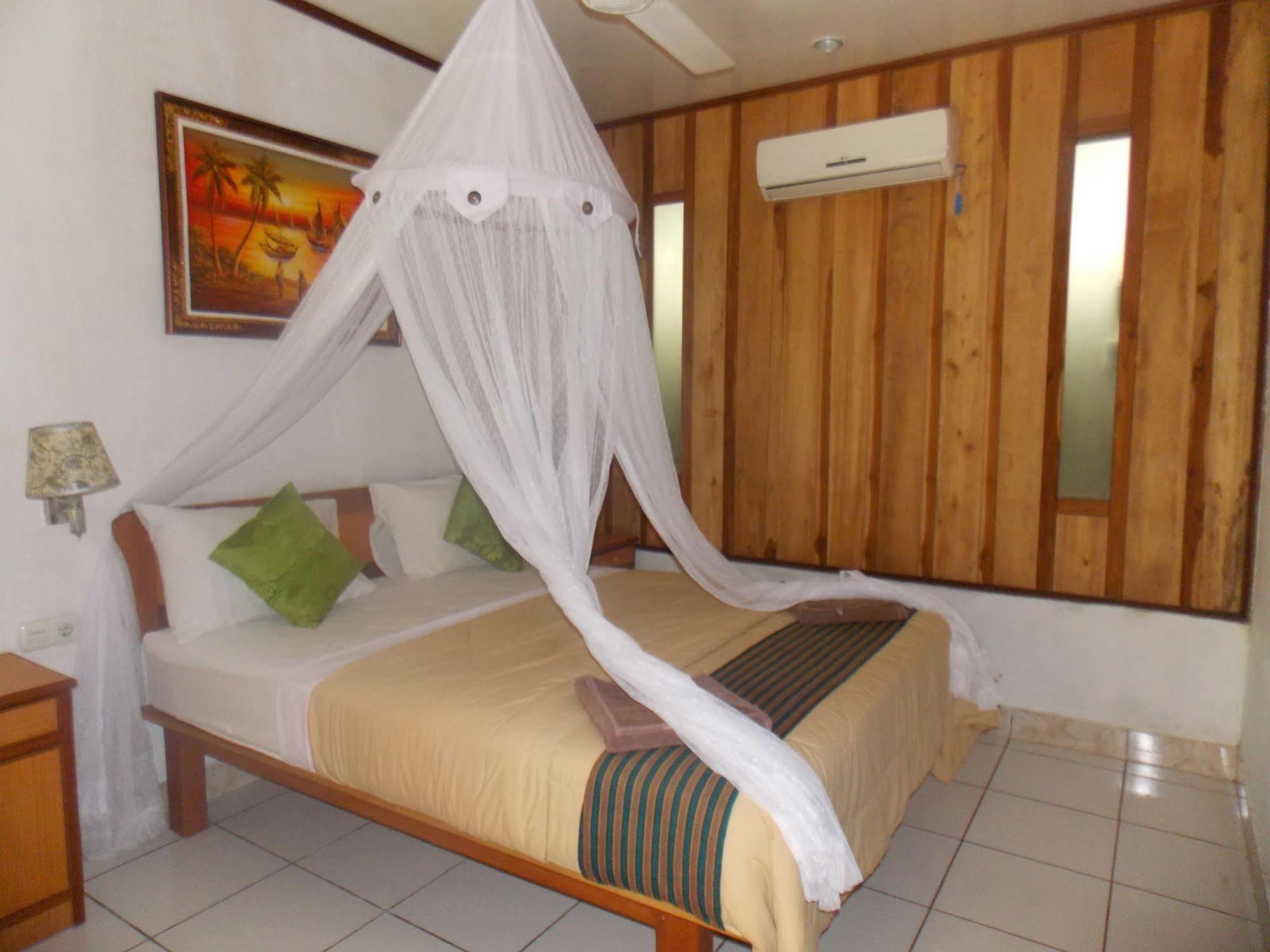 Komodo Lodge Лабуан-Бахо Экстерьер фото